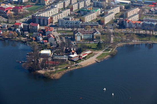 Elk, panorama na miasto przez jezioro Elckie. Lotnicze, EU, Pl, warm-maz.